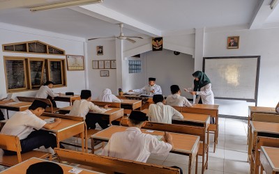 Hari Pertama Asesmen Madrasah (AM) MTs Serba Bakti, Kepala Madrasah Lakukan Monitoring ke Setiap Ruang