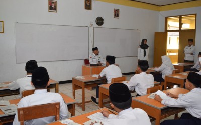 Kepala Madrasah Lakukan Monitoring ke Setiap Ruang Ujian Madrasah (UM) MTs Serba Bakti