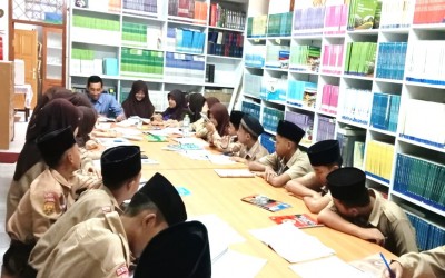 SERU, SERIUS DAN MENYENANGKAN, KELAS VII A BELAJAR DI PERPUSTAKAAN